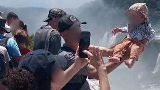 Έβγαλε το μωρό του πάνω από καταρράκτη 80 μέτρων για να το...φωτογραφήσει!