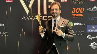 Ιορδάνης Αγαπητός: Τραγουδιστής τη νύχτα, διδάκτωρ την ημέρα