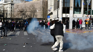 Επεισόδια στο συλλαλητήριο για τα Τέμπη στο Σύνταγμα: Δακρυγόνα και προσαγωγές