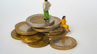 Πότε θα καταβληθεί το δώρο Πάσχα: Στα πόσα «κλειδώνει» ο κατώτατος μισθός