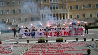 «Τα κέρδη τους ή οι ζωές μας»: Μαθητές και φοιτητές διαδηλώνουν για τα Τέμπη