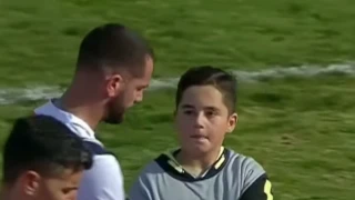 Ηρακλής: Τρομερός πιτσιρικάς, μπήκε στο γήπεδο και ζήτησε αυτόγραφο από τους παίκτες (vid)