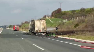 Θεσσαλονίκη: Βίντεο από τη μεγάλη φωτιά σε φορτηγό στην Εγνατία Οδό
