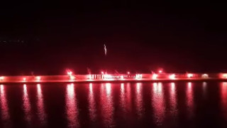 Καλαμάτα: Οι φίλαθλοι έκαναν τη νύχτα μέρα στο λιμάνι πριν τη γιορτή της ανόδου