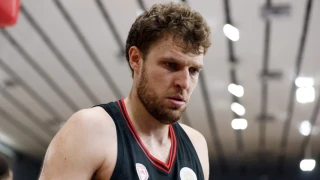 Βεζένκοφ: «Μέχρι πότε θα χάνονται αθώες ψυχές επειδή δεν αρέσει σε κάποιον η ομάδα που υποστηρίζει;»