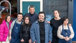 Η συγκινητική συνάντηση παιδιών με σύνδρομο down με τον Λουτσέσκου