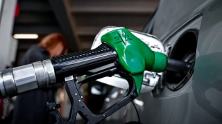 Έδωσαν τα «χέρια» βενζινοπώλες και Θεοδωρικάκος: Όχι σε απεργίες, ναι σε voucher