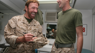 Θρυλικό «αντίο» πεζοναυτών στον Τσακ Νόρις: «Εμείς κάναμε αίτηση σε αυτόν»