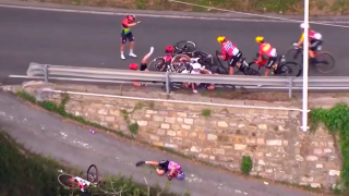 Σοβαρό ατύχημα σε ποδηλατικό αγώνα: Έπεσε από ύψωμα για να αποφύγει καραμπόλα