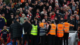 H UEFA άρχισε έρευνα για τις πινακίδες του «Άνφιλντ» μετά τον τραυματισμό του Λανγκ