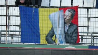 ΠΑΟΚ: Ρουμανική σημαία με τον Λουτσέσκου να κρατά το τρόπαιο του πρωταθλητή