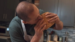 Πασίγνωστος ποδοσφαιριστής έγινε food blogger-Σαρώνουν οι συνταγές του στο TikTok (vid)