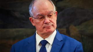 ΠΑΣΟΚ: Τρολάρει το σαρδάμ του Τασούλα με Ανδρέα και Καραϊσκάκη