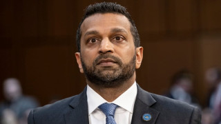 Οι Ιρανοί χάκαραν email του διευθυντή του FBI και δημοσίευσαν βίντεο να χορεύει αλά Σαπουντζάκη!