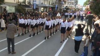 Πύργος: Με μαύρες κορδέλες στην παρέλαση οι συμμαθητές του 18χρονου Μάκη που σκοτώθηκε