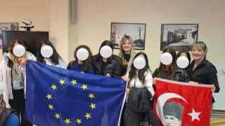 Σάλος! Αντιδήμαρχος φωτογραφήθηκε με τη σημαία του Κεμάλ Ατατούρκ