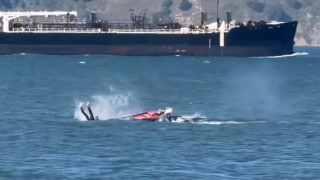 Σέρφερ έπεσε πάνω σε φάλαινα - Η στιγμή της σύγκρουσης