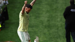 Πρώην παίκτης του Ολυμπιακού σκόραρε και πανηγύρισε πάνω σε... κορμό δέντρου!