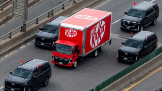 Η KitKat μετατρέπει τη ληστεία με «θύματα» σοκολάτες σε... καμπάνια