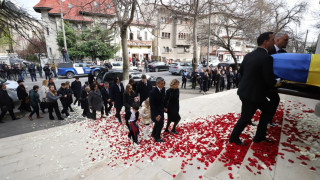 Το τελευταίο αντίο στον Μιρτσέα Λουτσέσκου: Η οικογένεια του Ραζβάν και πλήθος κόσμου στην κηδεία του (pics)