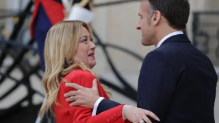«Πάγωσε» η Μελόνι με τον Μακρόν: Η αμήχανη στιγμή στο Παρίσι
