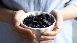 Οστεοπόρωση: Το αποξηραμένο φρούτο που μπορεί να τονώνει την υγεία των οστών