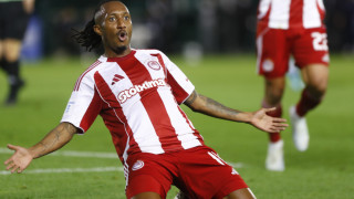 Ο Ολυμπιακός έφυγε θριαμβευτής από τη Λεωφόρο και παραμένει στο κυνήγι της ΑΕΚ