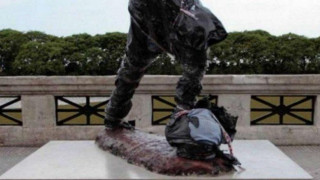 Βάνδαλοι    διέλυσαν το άγαλμα του Μέσι  (pics & vid)