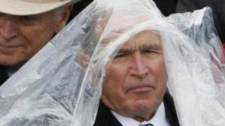 Προσπάθησε αλλά δεν τα κατάφερε με το αδιάβροχο ο Τζορτζ Μπους! (pic)