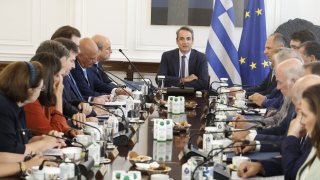 Ο Μητσοτάκης επιστρέφει με ανασχηματισμό από τη Βοστόνη: Ποιοι αντικαθιστούν Κυρανάκη και Ταγαρά