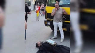 Pride Θεσσαλονίκης: Ρασοφόρος ξάπλωσε μπροστά σε άρμα φωνάζοντας «μετανοείτε»