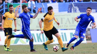 Ο Άρης  κοιτάει  στον...  καθρέφτη  και  πάει  παρακάτω