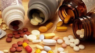 Η        ντόπα     ζει        και           βασιλεύει