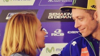 Ερωτευμένη με τον  Βαλεντίνο Ρόσι η ρεπόρτερ! (pc+vd)