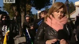 Θεσσαλονίκη: Προπηλάκισαν δημοσιογράφο του ΣΚΑΪ στον «αέρα» (ΒΙΝΤΕΟ)