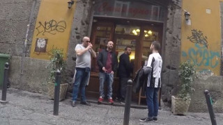 Βγήκε στους δρόμους της Νάπολη με φανέλα Ιγκουαΐν. Δείτε τι έπαθε (v)