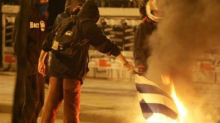 Σύλληψη 21χρονου Έλληνα που έκαψε τη σημαία στο Πολυτεχνείο