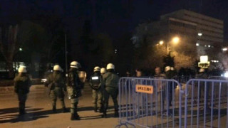 ΠΡΙΝ ΛΙΓΟ: Ένταση οπαδών του ΠΑΟΚ και της αστυνομίας έξω απ' το Παλέ