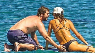 Ασυγκράτητος ηθοποιός...χουφτώνει τη σύντροφό του πάνω στη σανίδα! (pics)