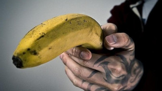 Ληστεία υπό την απειλή... μπανάνας
