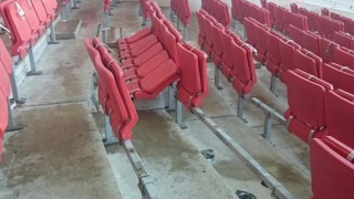 Σπασμένα καθίσματα στο «Emirates» 