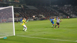 Τους αφήνει να παίξουν