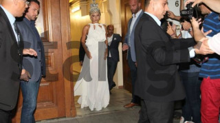 Σαν αρχαία Ελληνίδα βγήκε η Lady Gaga από το ξενοδοχείο