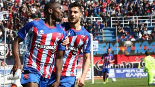 «Μεθυσμένη»      όλη     η Πλατεία    με τον Ιστορικό!