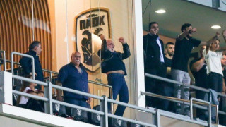 Σήκωσαν στα χέρια τον Ιβάν Σαββίδη στην Τούμπα (video)