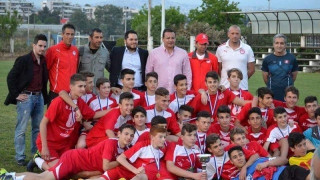 Οι «ερυθρόλευκοι» πανηγυρισμοί των μικρών πρωταθλητών στη Θεσσαλονίκη
