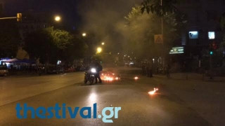 Θεσ/νίκη - ΤΩΡΑ: Χτύπησαν άνδρα της Τροχαίας και έκαψαν τη μηχανή του