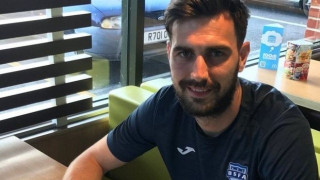 Υπέγραφε το νέο του συμβόλαιο σε... fast food! (pic)