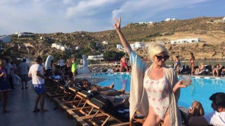 Ξανά με αποκαλυπτικό μαγιό η Τζούλια Αλεξανδράτου (pics)