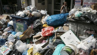 VIRAL: Αυτοκίνητο καλύφθηκε από τα σκουπίδια και... όλα καλά (pic)